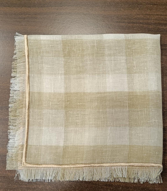 Checks dinner napkins with fray.