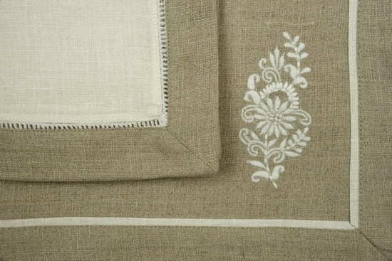 White Linen Napkins With Natural Flange And Natural Mats With White Floral Embroidery